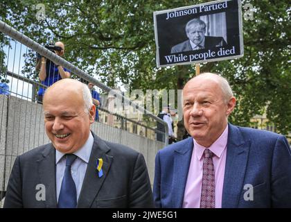 London, UK. 05th Aug, 2022. Iain Duncan Smith (left), with Damian Green (right), smiling. Conservative Party politicians arrive at the Queen Elizabeth II Conference Centre in Westminster for the announcement of who will be the next party leader and thereby new British Prime Minister from tomorrow Credit: Imageplotter/Alamy Live News Stock Photo