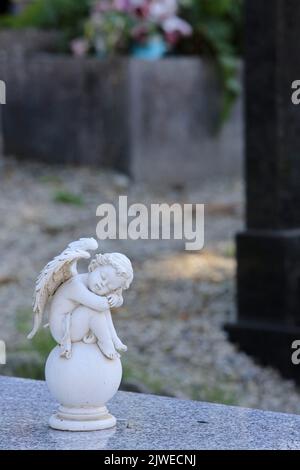 Statuette d'un ange sur une pierre tombale. Saint-Gervais-les-Bains. Haute-Savoie. Auvergne-Rhône-Alpes. France. Europe. Stock Photo