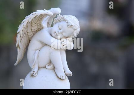 Statuette d'un ange sur une pierre tombale. Saint-Gervais-les-Bains. Haute-Savoie. Auvergne-Rhône-Alpes. France. Europe. Stock Photo