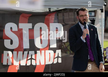Glasgow, Scotland, 5 September 2022. Paul Sweeney, Member of Scottish Parliament for Scottish Labour Party, speaks at a Stop Rwanda rally, against deportations of asylum seekers and refugees to Rwanda under new Conservative Government policies, takes place in George Square, in Glasgow, Scotland, 5 September 2022. Photo credit: Jeremy Sutton-Hibbert/Alamy Live News Stock Photo