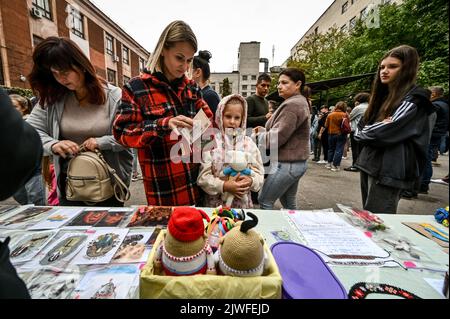 Non Exclusive: ZAPORIZHZHIA, UKRAINE - SEPTEMBER 04, 2022 - Visitors look at the souvenirs during the exhibition-sale in support of captive defenders Stock Photo