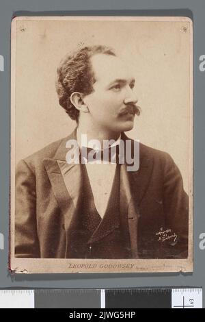 Portrait of Leopold Godowsky (1870-1938), United States pianist and composer of Polish origin (bust). Dupont, Aimé (1842-1900), photographer Stock Photo