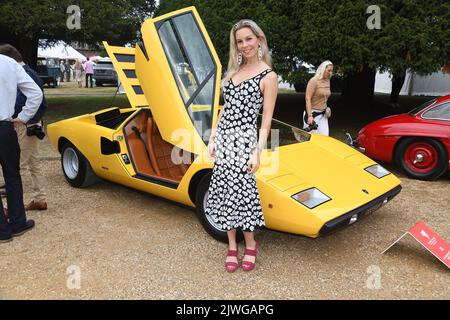 Owners Day arrivals at Concourse of Elegance At Hampton Court Palace. Singer Songwriter Leila Russack (Miss Zagato, Quattrovalvole) Stock Photo