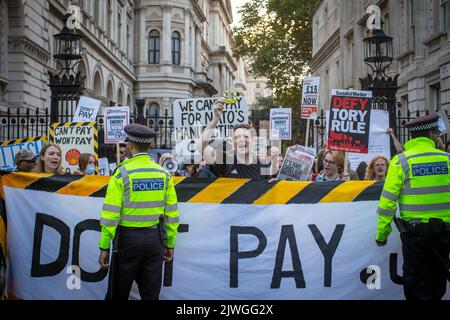 London, England, UK. 5th Sep, 2022. Protesters gather outside Downing Street, part of the Don't Pay campaign against massive energy price increases, as Liz Truss takes over as Prime Minister. Over 160,000 people have signed up to the campaign, and will cancel their direct debits to energy providers on 1st October unless prices come down. Horst Friedrichs / Alamy Live News Stock Photo