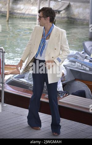 Venezia, Italy. 04th Sep, 2022. Harry Styles arrives for the photocall for 'Don't Worry Darling' during the 79th Venice International Film Festival on September 05, 2022 in Venice, Italy. Credit: UPI/Alamy Live News Stock Photo