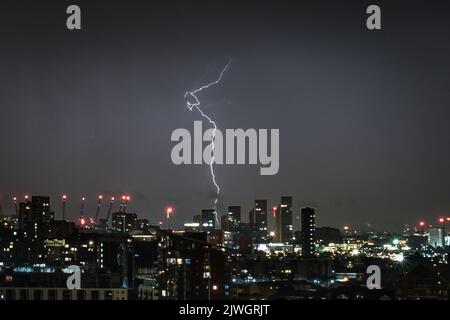 London, UK. 6th September 2022. UK Weather: Lightning strikes near the O2 Arena over east London at 00:25 as Yellow warnings are issued for southern England by the Met Office. Credit: Guy Corbishley/Alamy Live News