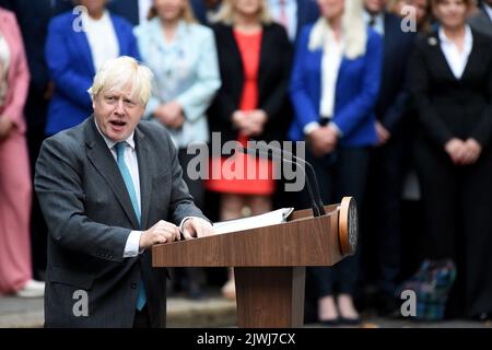 London, UK. 6th Sep, 2022. Outgoing Prime Minister Boris Johnson gives his farewell speech to the nation. Credit: MARTIN DALTON/Alamy Live News Stock Photo