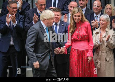 London, UK, 06th Sep, 2022. Boris Johnson joins his wife Carrie and his supporters. Boris Johnson, outgoing British Prime Minister, delivers a farewell speech outside 10 Downing Street in Westminster on his last morning in office, then thanks his staff, colleagues and wife Carrie before leaving Downing Street for the final time and travelling to Balmoral for his audience with the Queen. Credit: Imageplotter/Alamy Live News Stock Photo