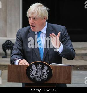 London, UK, 06th Sep, 2022. Boris Johnson, outgoing British Prime Minister, delivers a farewell speech outside 10 Downing Street in Westminster on his last morning in office, then thanks his staff, colleagues and wife Carrie before leaving Downing Street for the final time and travelling to Balmoral for his audience with the Queen. Credit: Imageplotter/Alamy Live News Stock Photo