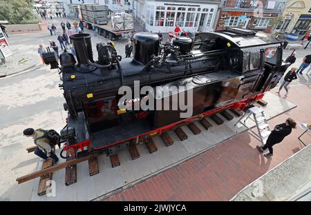 06 September 2022, Mecklenburg-Western Pomerania, Warnemünde: At the start of the bridge festival of the Baltic seaside resort, a locomotive of the small train 'Molli' stands on the Stephan Jantzen Square of the waterfront promenade. The action is to promote the extension of the Molli line of the Mecklenburgische Bäderbahn GmbH to Warnemünde and Rerik. Photo: Bernd Wüstneck/dpa Stock Photo