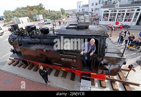 06 September 2022, Mecklenburg-Western Pomerania, Warnemünde: At the start of the bridge festival of the Baltic seaside resort, a locomotive of the small train 'Molli' stands on the Stephan Jantzen Square of the waterfront promenade. The action is to promote the extension of the Molli line of the Mecklenburgische Bäderbahn GmbH to Warnemünde and Rerik. Photo: Bernd Wüstneck/dpa Stock Photo