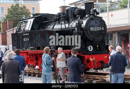 06 September 2022, Mecklenburg-Western Pomerania, Warnemünde: At the start of the bridge festival of the Baltic seaside resort, a locomotive of the small train 'Molli' stands on the Stephan Jantzen Square of the waterfront promenade. The action is to promote the extension of the Molli line of the Mecklenburgische Bäderbahn GmbH to Warnemünde and Rerik. Photo: Bernd Wüstneck/dpa Stock Photo