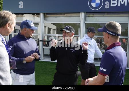 Wentworth, Surrey, UK. 6th Sep, 2022. 2023 European Ryder Cup Captain -Luke Donald (r) chats with LIV golfer Lee Westwood (2nd L)and coach Pete Cowan (black) at the BMW/PGA Championship, held at the Wentworth Golf Club, Virginia Water, Surrey. Credit: Motofoto/Alamy Live News Stock Photo