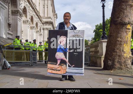 London, UK. 6th September 2022. Artist Kaya Mar, known for his satirical depictions of politicians, welcomes Liz Truss with a new painting outside Downing Street. Credit: Vuk Valcic/Alamy Live News Stock Photo