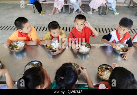 LIUZHOU, CHINA - SEPTEMBER 6, 2022 - Primary school students eat a nutritious lunch in Liuzhou, Guangxi Zhuang autonomous region, China, Sept 6, 2022. Stock Photo