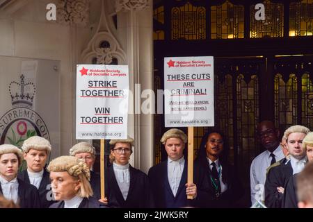 London, England, UK. 6th Sep, 2022. Barristers hold placards outside the court. Criminal barristers gathered outside the Supreme Court as they begin their indefinite strike over pay and cuts to legal aid. (Credit Image: © Vuk Valcic/ZUMA Press Wire) Credit: ZUMA Press, Inc./Alamy Live News Stock Photo