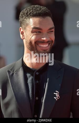 Venice, Italy. 05th Sep, 2022. VENICE, ITALY - SEPTEMBER 05: Rege-Jean Page attends 'The Banshees Of Inisherin' red carpet at the 79th Venice International Film Festival on September 05, 2022 in Venice, Italy. Credit: dpa/Alamy Live News Stock Photo