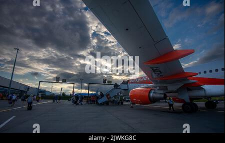 Airbus A320-214 (G-EZRY) operated by the budget airline EasyJet disembarking passengers at Edinburgh Airport, Scotland, UK Stock Photo