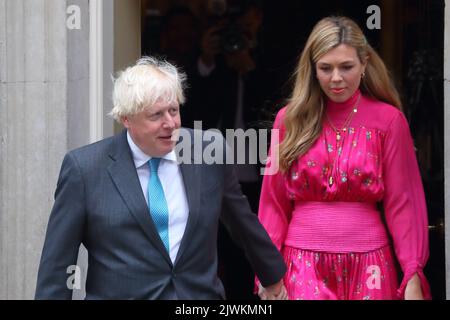 London, UK. 6th Sep, 2022. Outgoing Prime Minister Boris Johnson and his wife Carrie walk through the front door of No 10 before he flies to Balmoral to formally hand in his resignation to the Queen. Credit: Uwe Deffner/Alamy Live News Stock Photo