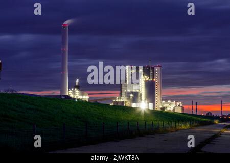 Onyx Kraftwerk Wilhelmshaven GmbH & Co. KG, coal-fired power station behind the dyke to the Jadebusen Stock Photo