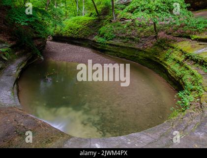 The plunge pool in LaSalle Canyon has carved a bowl in the soft sandstone rock, Starved Rock State Park, LaSaalle County, Illinois Stock Photo