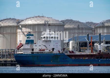 Petroleumhaven, Vopak Terminal Europoort, crude oil tank farm, over 99 large tanks, and 22 loading terminals for overseas and inland vessels, Europoor Stock Photo