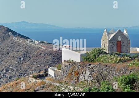 Small house and the foot path leading to Oia on Santorini, Greece Stock Photo