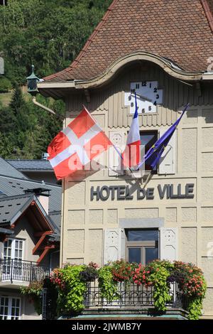 Hôtel de Ville. Drapeau de Haute-Savoie. Saint-Gervais-les-Bains. Haute-Savoie. Auvergne-Rhône-Alpes. France. Europe. Stock Photo