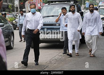 Mumbai, India. 06th Sep, 2022. Chairman of Reliance Group, Anil Ambani wearing a protective face mask arrives at the funeral. Cyrus Mistry, former chairman of Tata Sons died in car accident after his car crashed into a road divider on Sunday in Palghar district of Maharashtra. Credit: SOPA Images Limited/Alamy Live News Stock Photo