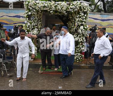 Mumbai, India. 06th Sep, 2022. People leave after attending the funeral. Cyrus Mistry, former chairman of Tata Sons died in car accident after his car crashed into a road divider on Sunday in Palghar district of Maharashtra. Credit: SOPA Images Limited/Alamy Live News Stock Photo