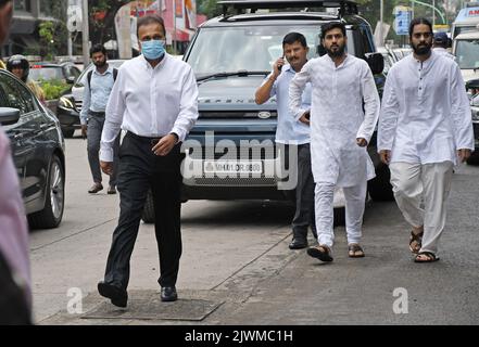Mumbai, India. 06th Sep, 2022. Chairman of Reliance Group, Anil Ambani wearing a protective face mask arrives at the funeral. Cyrus Mistry, former chairman of Tata Sons died in car accident after his car crashed into a road divider on Sunday in Palghar district of Maharashtra. (Photo by Ashish Vaishnav/SOPA Images/Sipa USA) Credit: Sipa USA/Alamy Live News Stock Photo