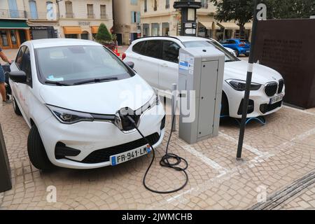 BEZIERS, FRANCE - OCTOBER 3, 2021: Renault Zoe and BMW electric car connected to charging station in Beziers, Occitanie region of France. Stock Photo
