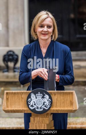 London, UK. 6th Sep, 2022. Liz Truss returns to Downing Street after being asked to form a government by the Queen. She was chosen as Conservative Party Leader as a replacement for Boris Johnson. Credit: Guy Bell/Alamy Live News Stock Photo