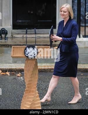 London, UK. 06th Sep, 2022. Truss walks up Downing Street as PM for the first time. Liz Truss and husband Hugh O'Leary at the famous No 10 door. Liz Truss (Elizabeth Truss), gives her first speech as new British Prime Minister of the United Kingdom today outside 10 Downing Street in Westminster. Allies, supporters, family and others listen to the speech, alongside the assembled press. She then walks in with her husband Hugh O'Leary. Credit: Imageplotter/Alamy Live News Stock Photo