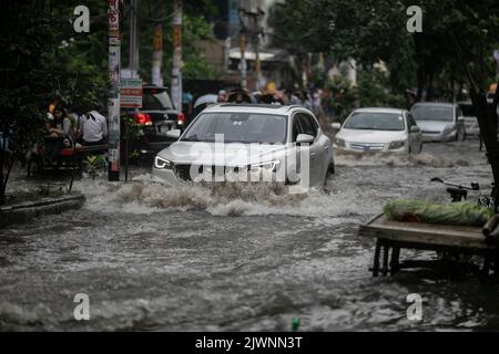 Dhaka, Bangladesh. 06th Sep, 2022. Vehicles drive through the waterlogged Green Road after heavy monsoon rains in Dhaka. Heavy monsoon rains cause waterlogging on streets, roads are partially submerged making travel hazardous. (Photo by Sazzad Hossain/SOPA Images/Sipa USA) Credit: Sipa USA/Alamy Live News Stock Photo