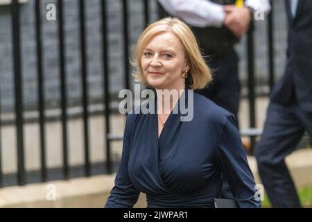 London, UK. 6th Sep, 2022. Liz Truss arrives in Downing Street as the UK's new Prime Minister Credit: Ian Davidson/Alamy Live News Stock Photo