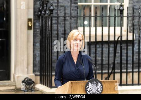 London, UK. 6th Sep, 2022. Liz Truss arrives in Downing Street as the UK's new Prime Minister Credit: Ian Davidson/Alamy Live News Stock Photo