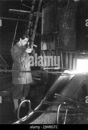 Pyroto Reading the temperature with pyropo in Götverket on May 6, 1947 ...