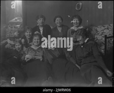 Hanna Olsson, Elna Brundin's sister, lived in Stockholm and had her socializing there. Here is a happy bunch, where Hanna sits on the far right. Hanna Olsson, Elna Brundins syster, bodde i Stockholm och hade sitt umgänge där. Här är ett glatt gäng, där Hanna sitter längst till höger. Stock Photo