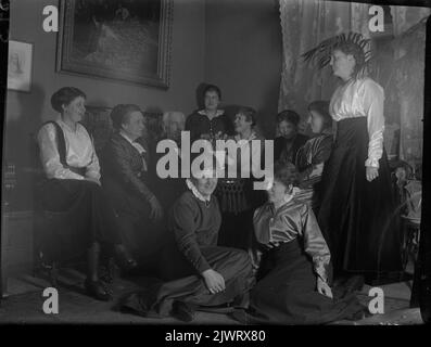 Hanna Olsson, Elna Brundin's sister, lived in Stockholm and had her socializing there. Here she sits on the floor to the left of an unknown Stockholm family. Hanna Olsson, Elna Brundins syster, bodde i Stockholm och hade sitt umgänge där. Här sitter hon på golvet till vänster hos en okänd Stockholmsfamilj. Stock Photo