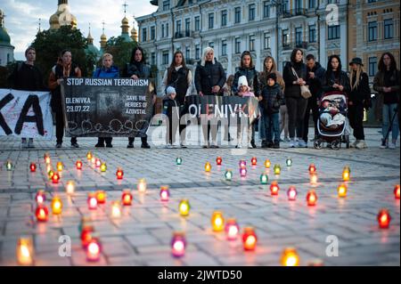 Kyiv, Kyiv, Ukraine. 6th Sep, 2022. September 6, Relatives of Azov regiment fighters are seen at the rally in downtown Kyiv. On July 29 2022, Russians shelled a POW camp in Olenivka (Donetsk region), killing a large number of Ukrainian fighters who were held there by Russians themselves. These fighters were captured during the battle of Mariupol, that lasted for 86 days. Russia invaded Ukraine on February 24, 2022 (Credit Image: © Danylo Antoniuk/ZUMA Press Wire) Stock Photo