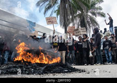 Kendari, Indonesia. 06th Sep, 2022. Protesters chant slogans while holding placards behind a burning tire during a demonstration. (Photo by Andry Denisah/SOPA Images/Sipa USA) Credit: Sipa USA/Alamy Live News Stock Photo
