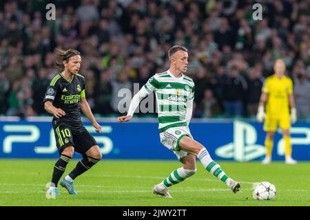 Glasgow, Escocia. 06th Sep, 2022. Turnbull of Celtic and Modric of Madrid during the UEFA Champions League football match between Celtic and Real Madrid at Celtic Park, Parkhead in Glasgow, Scotland Credit: SPP Sport Press Photo. /Alamy Live News Stock Photo