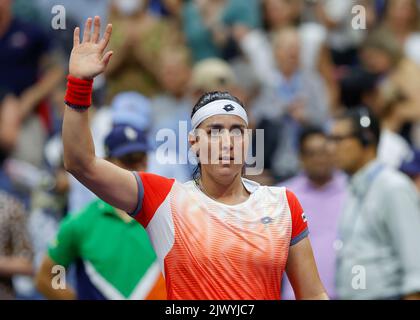 New York, USA, 6th,September 2022. Tunisian tennis player Ons Jabeur  during the US  Open  tournament at the Billie Jean King National Tennis Center on Tuesday 06 September 2022. © Juergen Hasenkopf / Alamy Live News Stock Photo