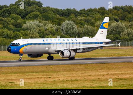 Hamburg, Germany - August 14, 2022: Lufthansa Airbus A321 airplane at Hamburg airport (HAM) with Retro special livery in Germany. Stock Photo