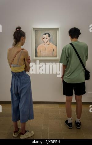 People looking at the 'Self-portrait' 1906 by Picasso, Picasso Museum, an art gallery located in the Hôtel Salé in rue de Thorigny, in the Marais dist Stock Photo