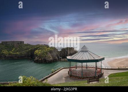 The Castle Hill bandstand and St Catherine's Island with its derelict fortress beyond at Tenby, ancient small walled town in the county of Pembrokesh Stock Photo
