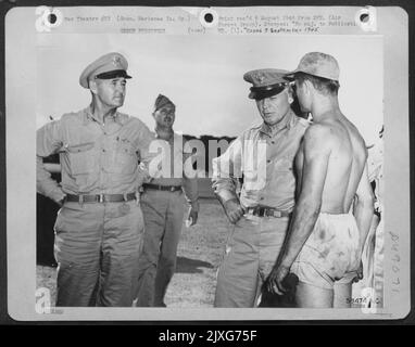 The Head Of The Army Air Forces, General Henry H. Arnold, Listens To A Report By A Surperfortress Crew Chief On Guam. Left To Right: Lt. Gen. Barney M. Giles, Commanding General Of The Aaf, Pacific Ocean Areas; Colonel Elbert D. Reynolds, Commander Of A 3 Stock Photo