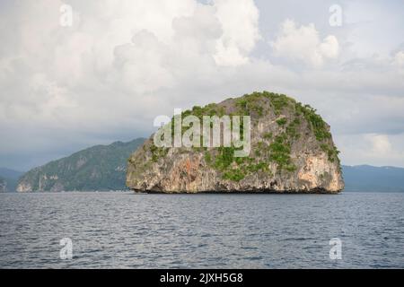 Philippines scenic, Palawan - El Nido island hopping tour view of karst Pinagbuyutan Island, cliffs and deserted house Stock Photo