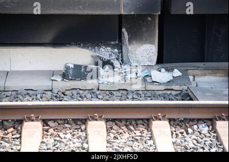 Hamburg, Germany. 07th Sep, 2022. Sooty and damaged bridge parts lie along the S-Bahn tracks at Elbbrücken station. Deutsche Bahn held a press conference to provide information on the current status of repair work on the S-Bahn bridge at Elbbrücken station, which was damaged in a truck fire. Credit: Jonas Walzberg/dpa/Alamy Live News Stock Photo